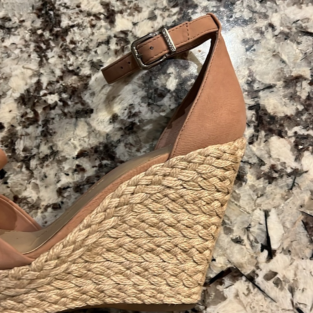 Gianni Bini neutral leather sandals. Size 8.5M. Pre-owned -Excellent Condition. - Picture 3 of 3